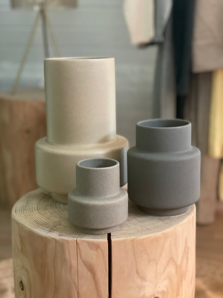 
                  
                    Håndstøbt keramik vase - Stor Soft Ochre, Ro Collection
                  
                