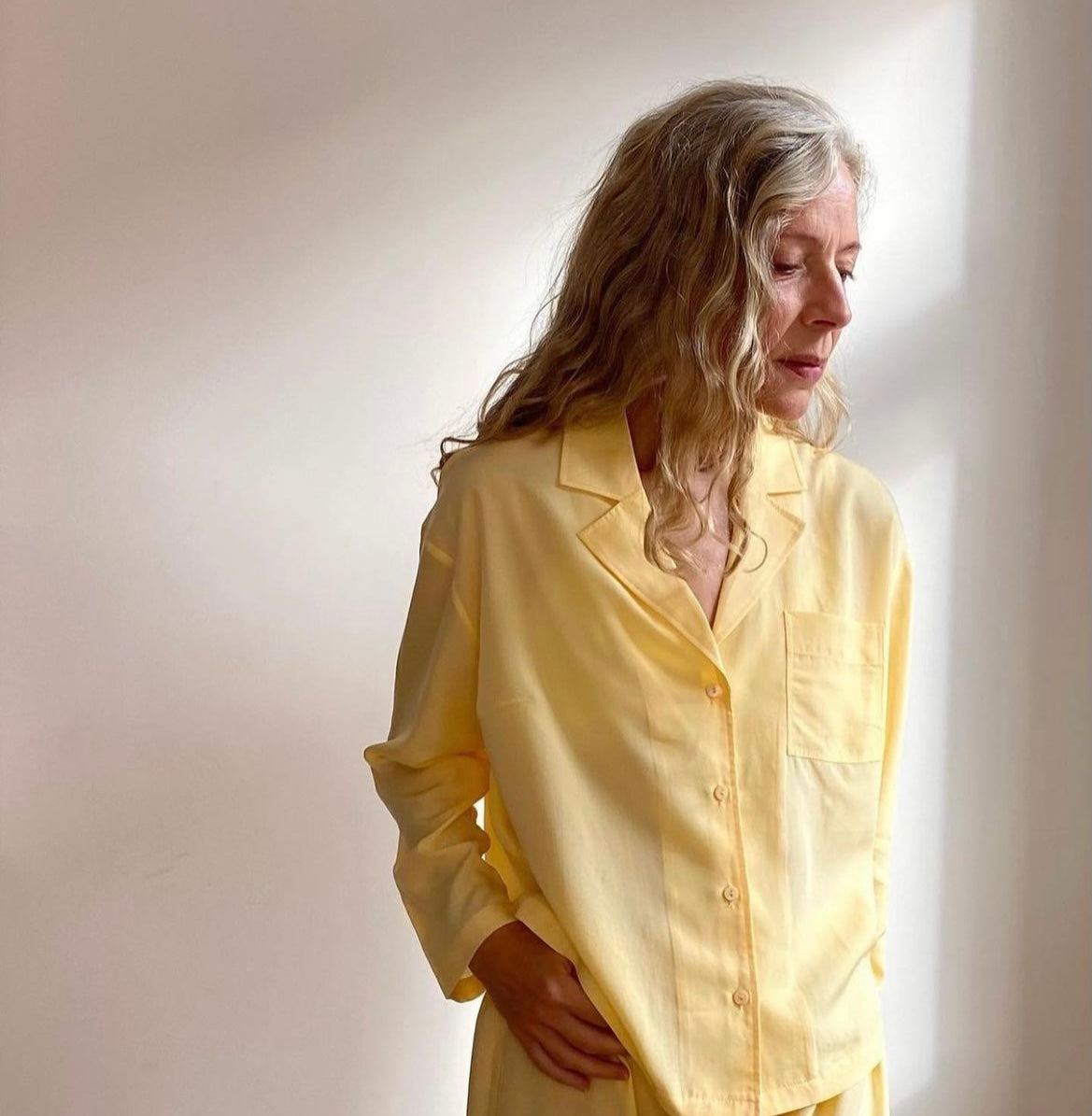 
                  
                    Snuggle pyjamas skjorte, soft yellow, Lykkeland Atelier
                  
                